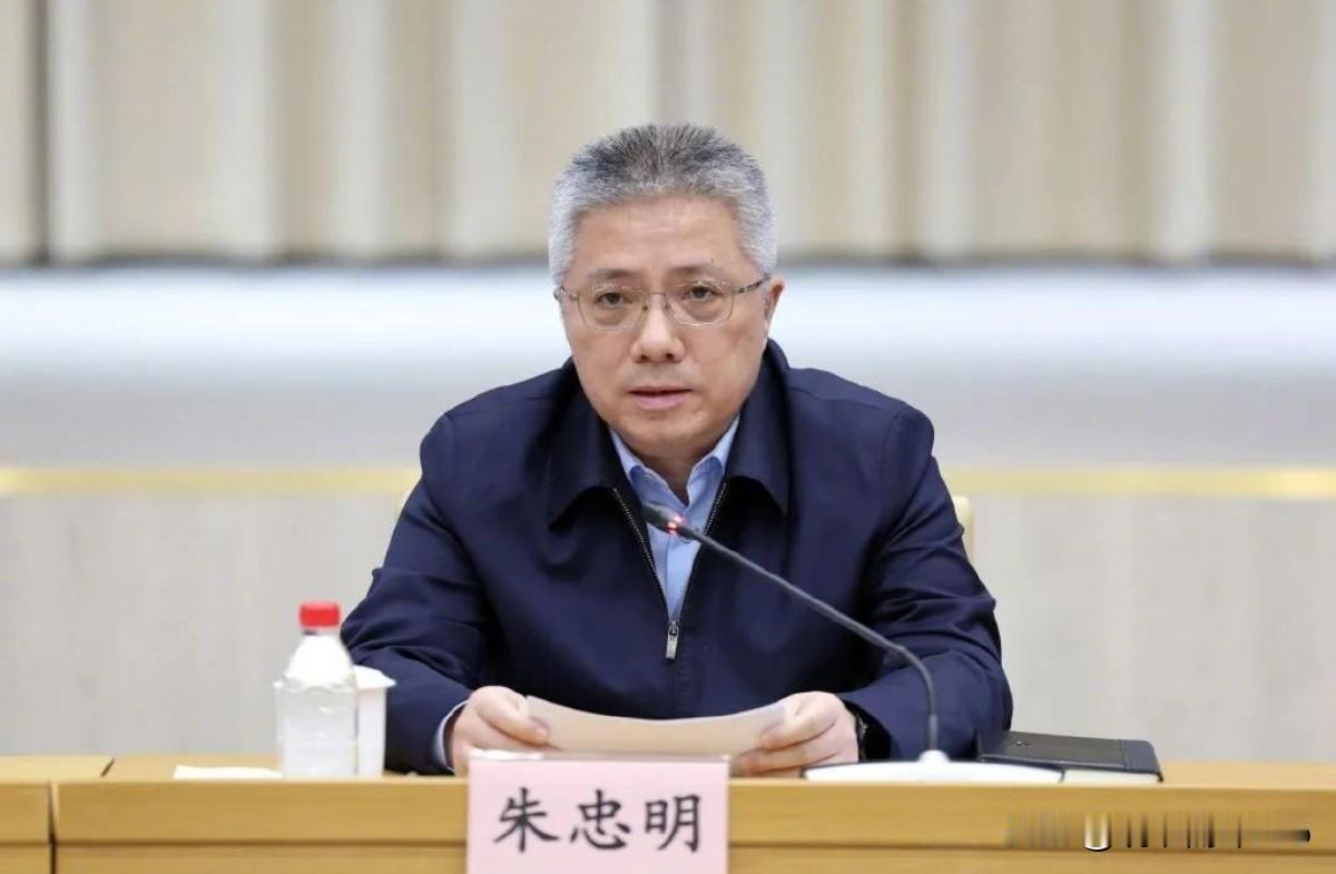朱忠明出任上海市政府党组书记，这无疑是重用！事实上，从年纪来说1972年4月出生