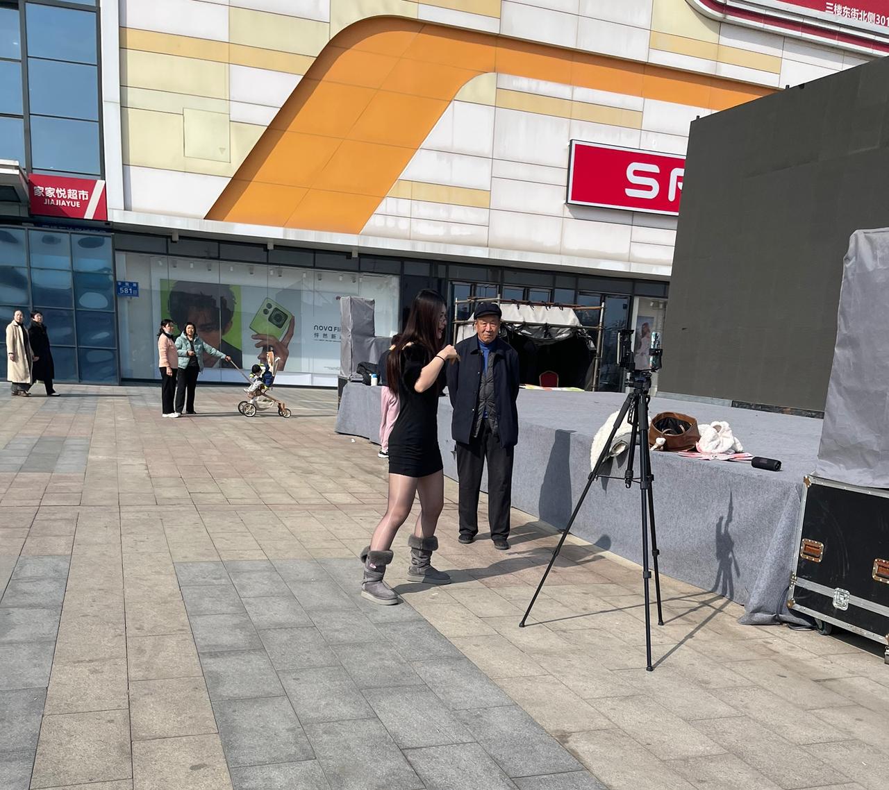 美女在广场直播引大爷驻足观看。太🈶️意思了。广场上一美女在万达广场直播卡点