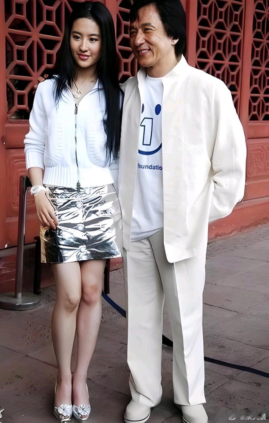 刘亦菲与成龙同框，身姿亭亭玉立格外养眼，成龙笑容爽朗，依旧魅力十足。