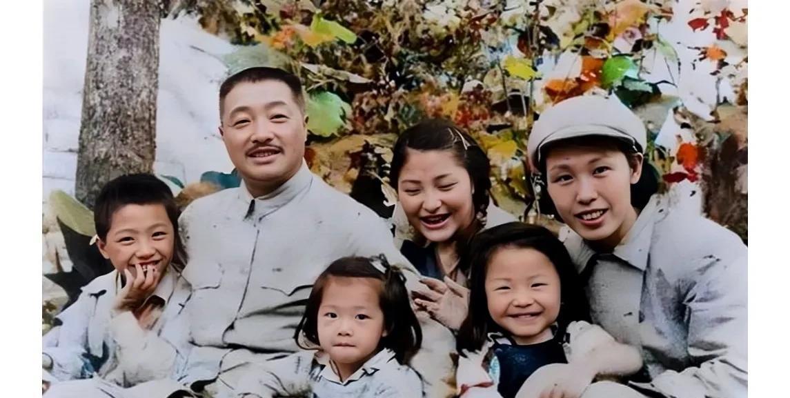 这才是他们一家六口真实的貌相，并非演戏，也不是电视剧中的演员，而是上世纪五十年代