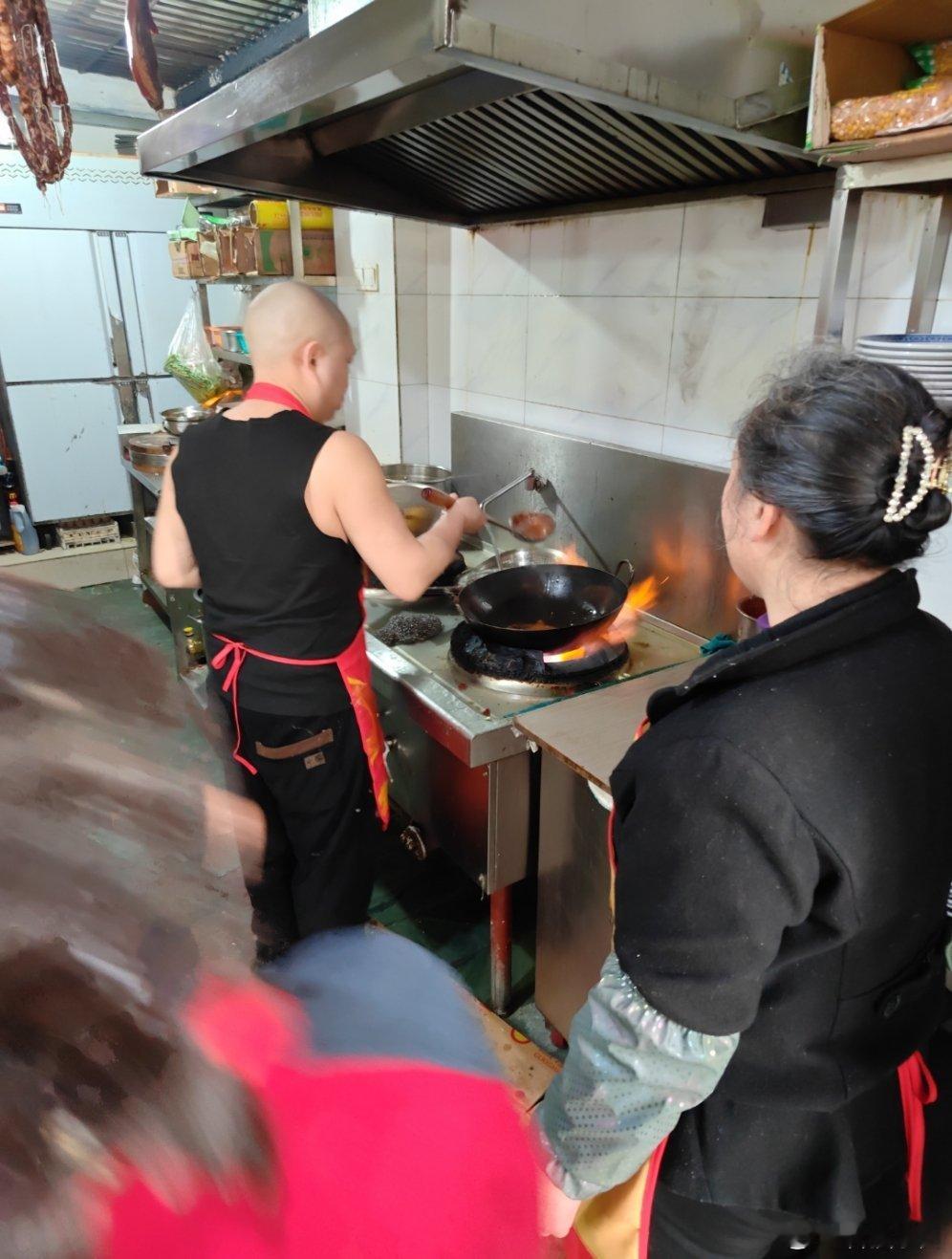 中午吃了成都青羊区街头一家苍蝇馆子，说是苍蝇馆子其实还真是苍蝇馆子，因为临时支的