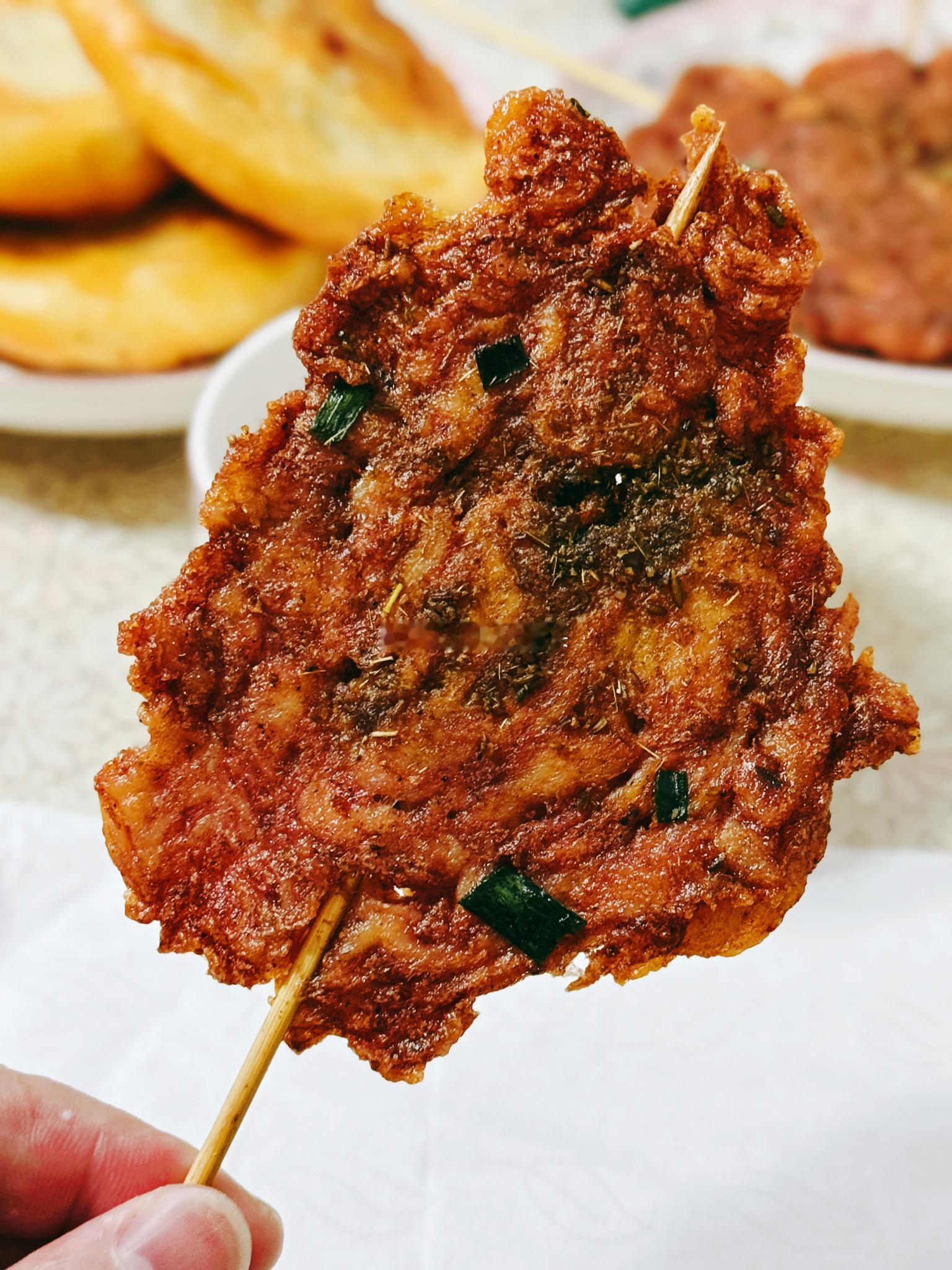 金黄酥脆的牛肉饼，搭配丁记的里脊肉，每一口都是幸福的味道，搭配冰冻可乐将快乐翻倍。［后续］牛肉饼绝对