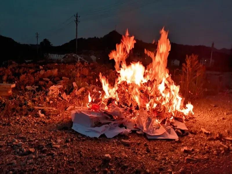 有人说：上坟和不上坟过的是两种不同的人生。中国的传统，已经被西方给渗透得不剩下