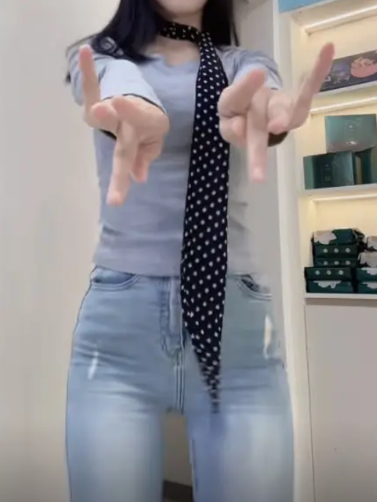 35岁女子离异带一女儿，认识一40多岁男的，两人看上去很般配。女子希望对方能按照