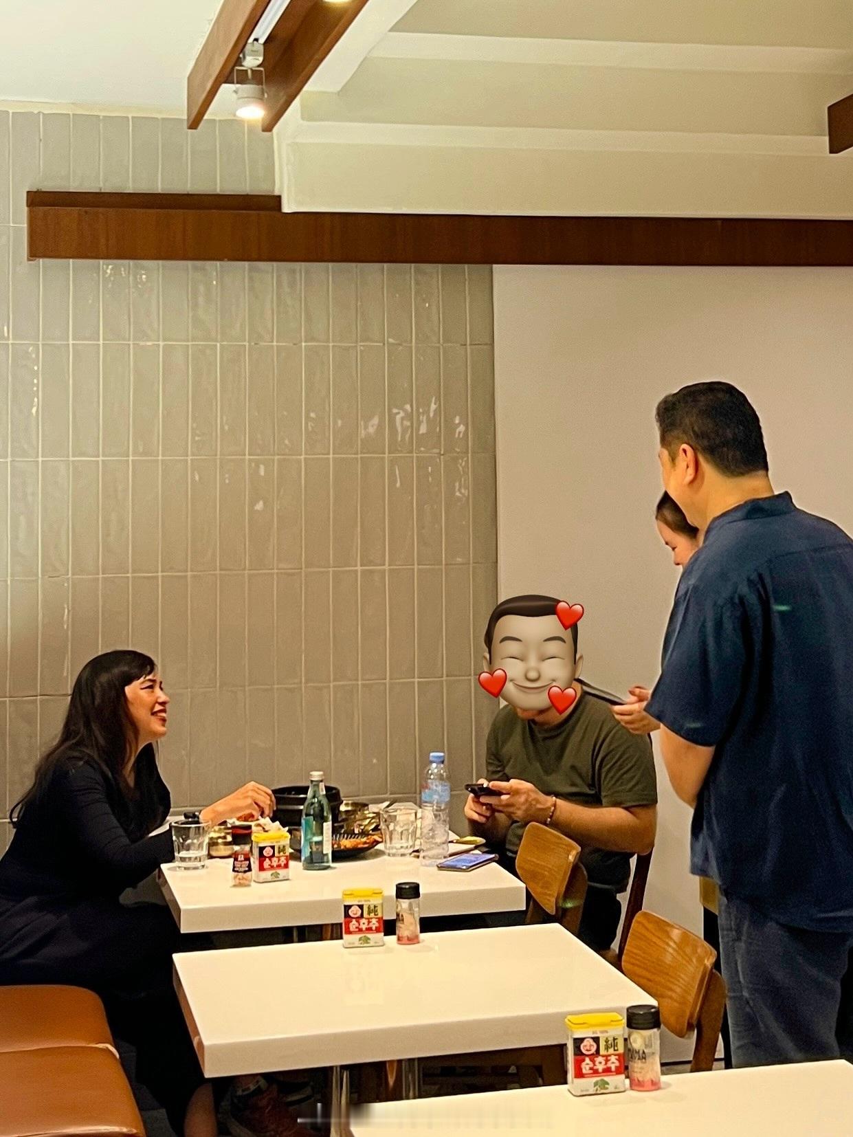 王室王室泰国王室诗丽吉亚2026年2月6日，诗丽吉亚去一家参鸡汤店吃饭，照片里