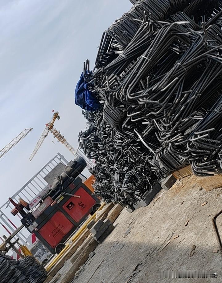 我们农民工这辈子就是靠手艺吃饭，靠力气挣钱。特别是我们70后，都赶上了建筑行业，