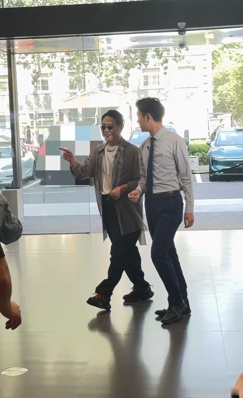娱乐北京偶遇李连杰北京偶遇功夫巨星李连杰北京出个门偶遇李连杰！​​​