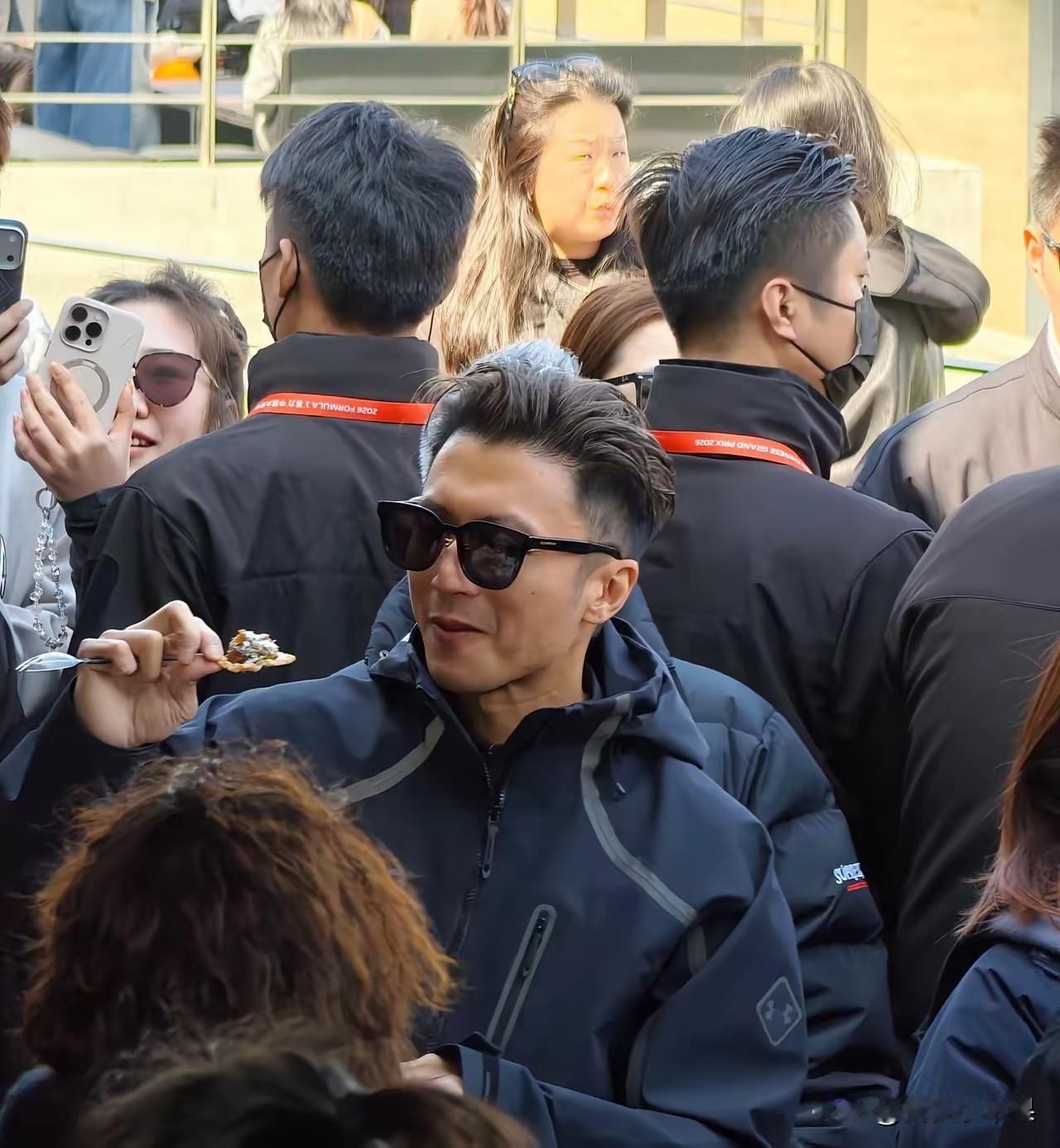 谢霆锋在上海f1赛场一出现，立刻引发尖叫声一片。许多人感叹“法拉利老了依旧是法拉