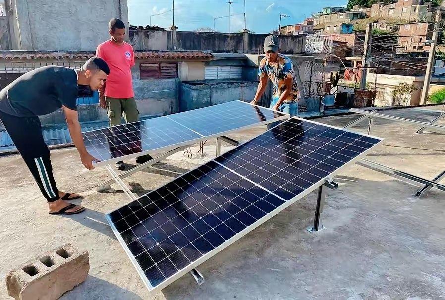 🔥雪中送炭，中国向古巴捐赠的5000套光伏发电系统已经到货，古巴工人正在加紧安