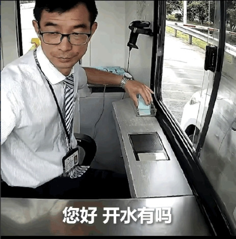 不是因为这个人长得有多高，也不是因为他长得有多帅……而是他做的一件小事，让无数网
