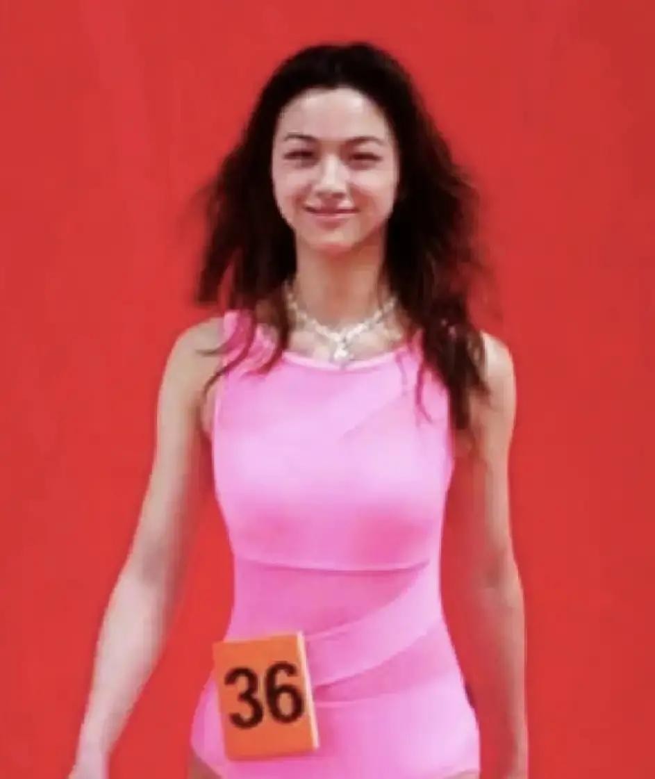 一张旧照，让人重新认识了年轻时的汤唯。2004年的她，妆容很淡，穿着简单的粉色泳衣，没有刻意凹造型，