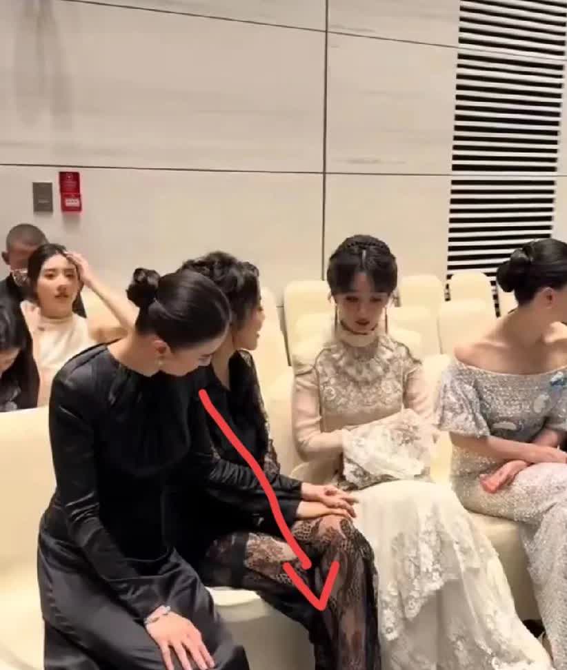 真的要被宋佳笑死了在白玉兰奖红毯后台候场的时候她因为她穿不惯高跟鞋，但是