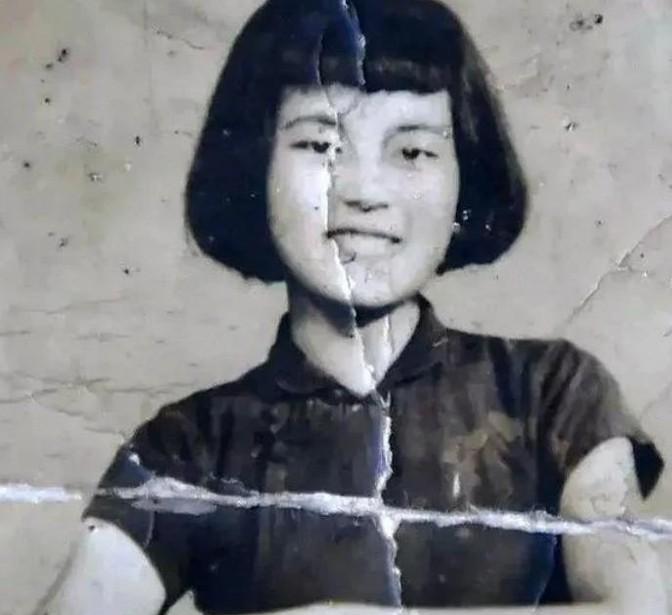 1937年，日军闯入他家，用刀砍了他，把刀插进他嘴里，最后色眯眯地走向他妻女，脱