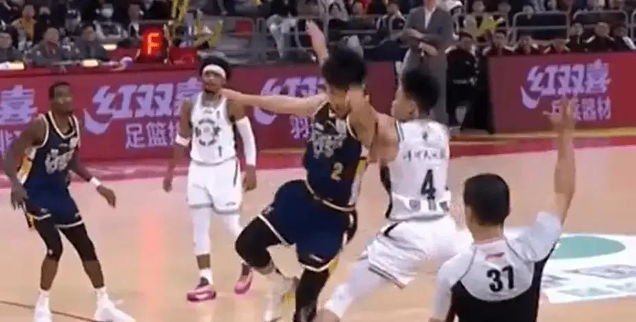 徐杰眉骨缝了3针。CBA报告说：这不算违体犯规。你看到血，裁判看到规则。本