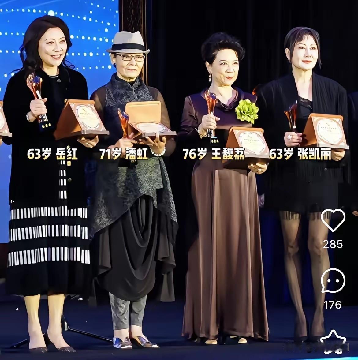 张凯丽这身黑丝短裙造型是真敢穿！63岁亮相电影节，直接引爆全网争议，评论区都快炸