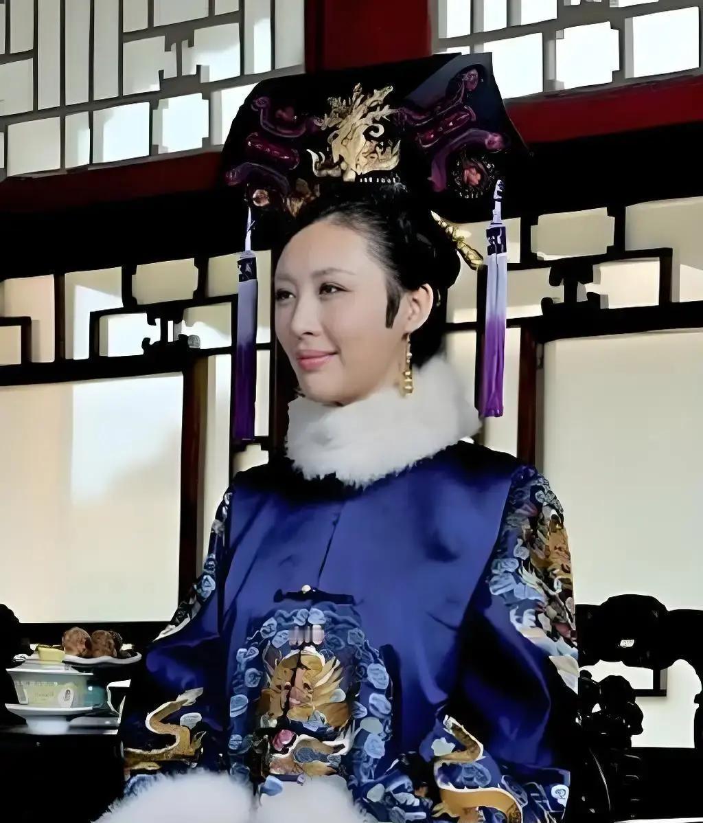 口红没掉价，精英人设先崩了。三天，掉粉三万。低胸黑裙，烈焰红唇，王石太太的直