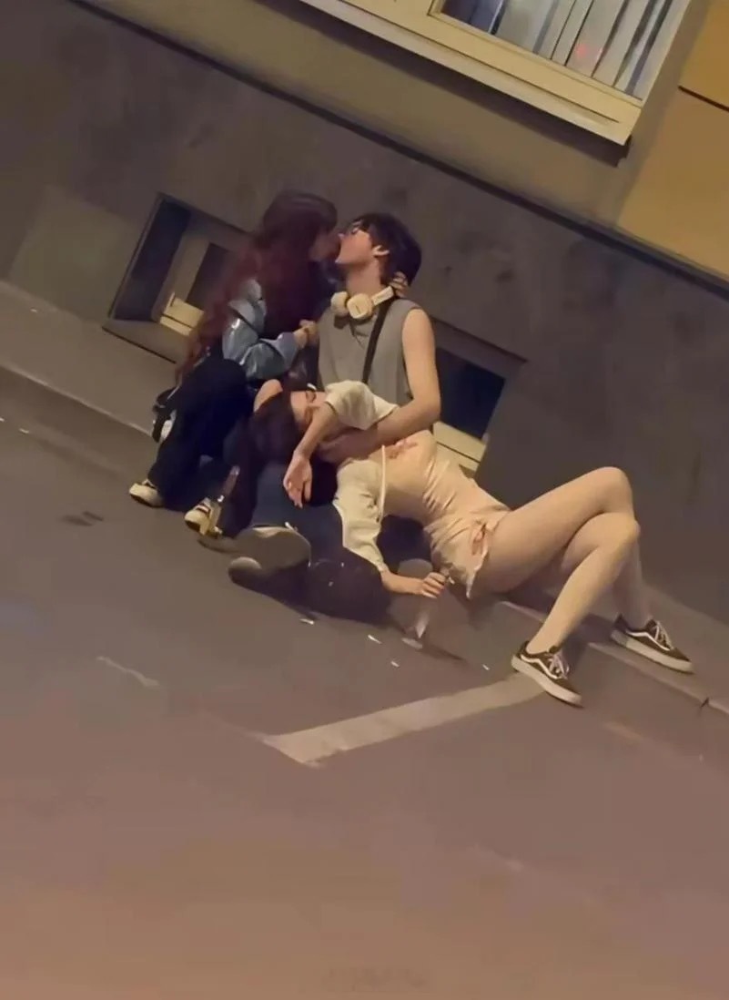 这画面……多少有点迷人眼