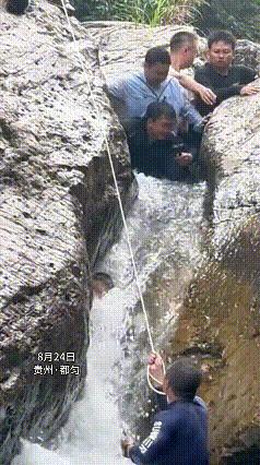 太惊险了！8月24日，都匀团山溯溪现场发生揪心一幕。一个10岁左右小男孩不慎落