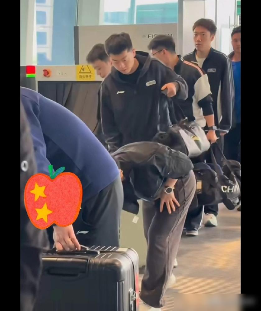 孙颖莎的行李箱倒了，邱指导差点被绊个跟头。因为“德华”不在。队医袁朝明，