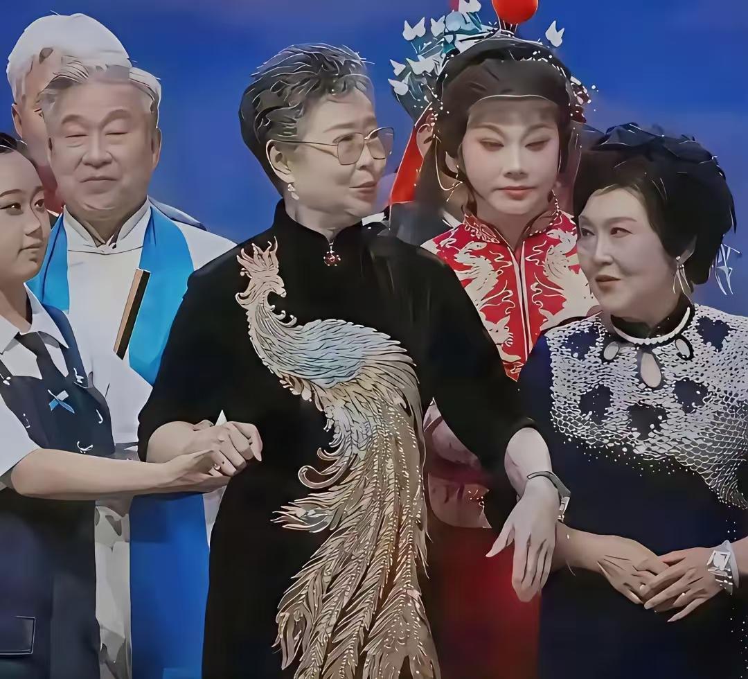 真正的大师，德艺双馨，她所在的位置万众瞩目，就是C位。看起来红衣服平时霸道惯了，