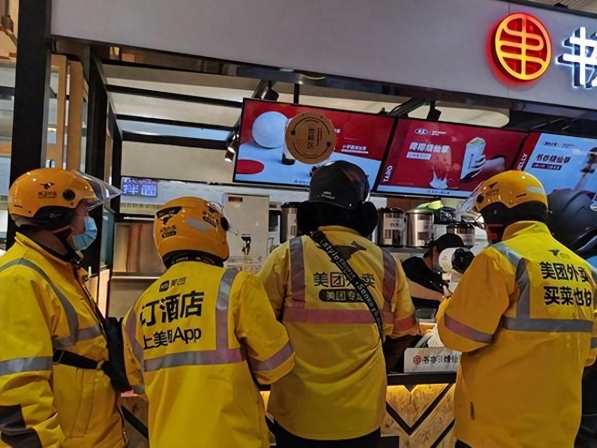 当外卖小哥的敲门声渐稀，你家楼下那个神秘的玻璃厨房正悄悄接管你的胃！（来源：