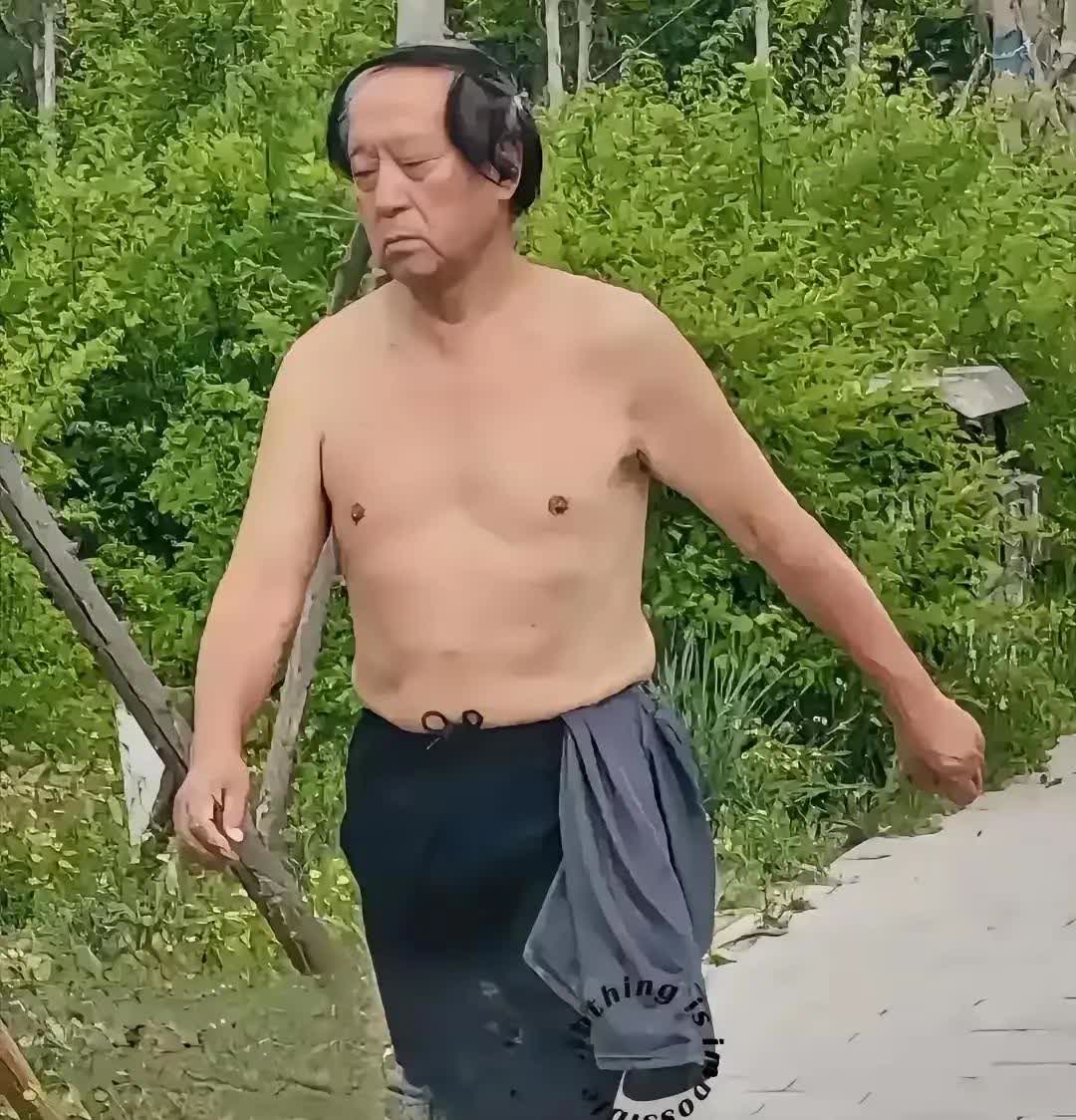 牛群说相声天赋很高，在当年红极一时，他说的相声受到观众的普遍欢迎，像姜昆，侯耀文