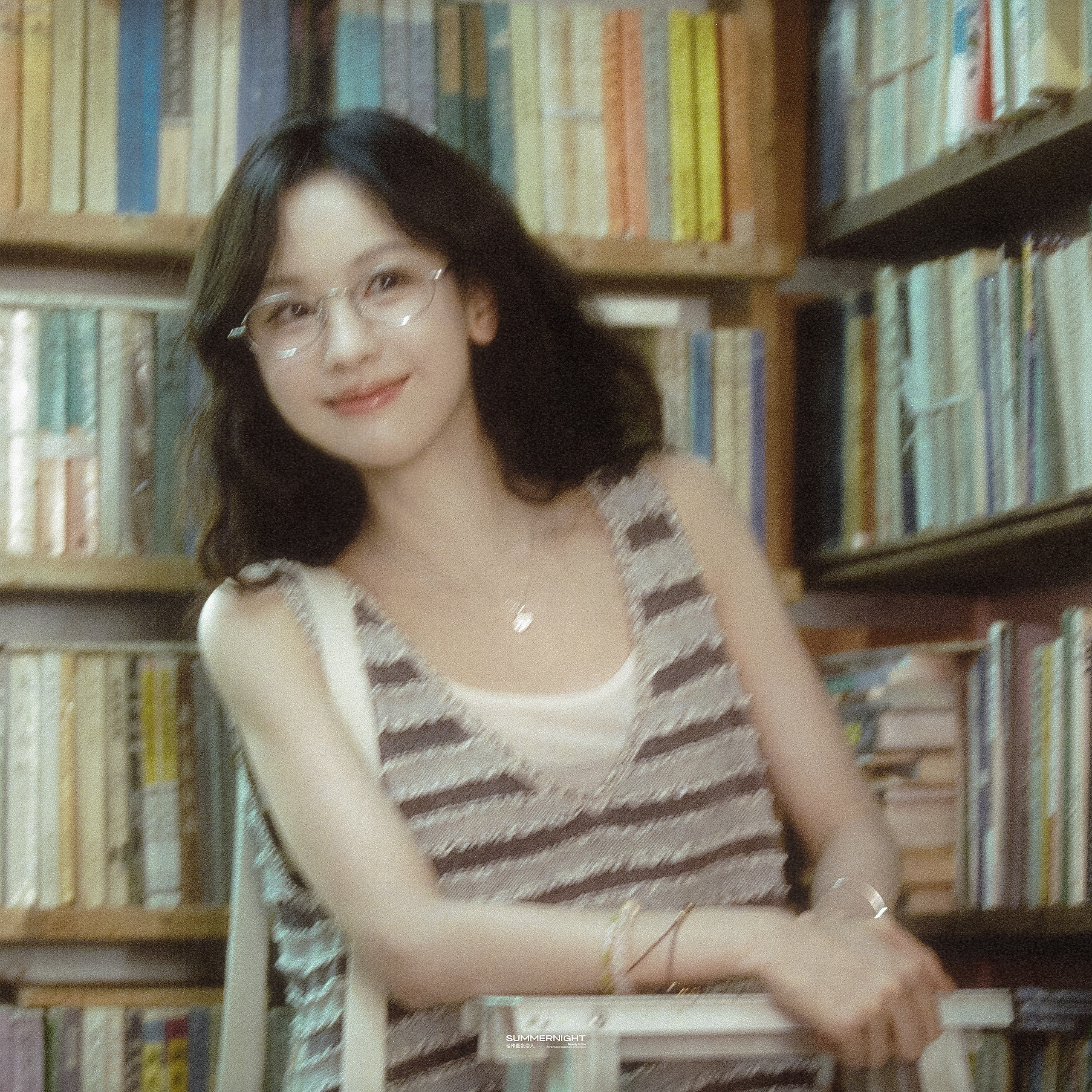 回到老街舊書店陈都灵.-