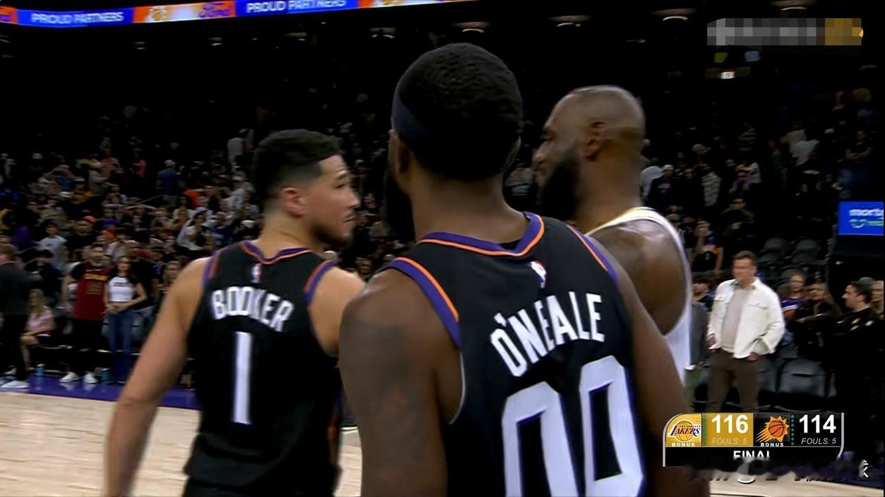 湖人超级球星詹姆斯真是太有风度了！在今天湖人客场以116：114险胜太阳的赛后，