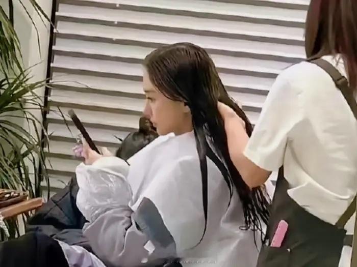 有网友偶遇Angelababy染头发，看样子是染成黑色了！