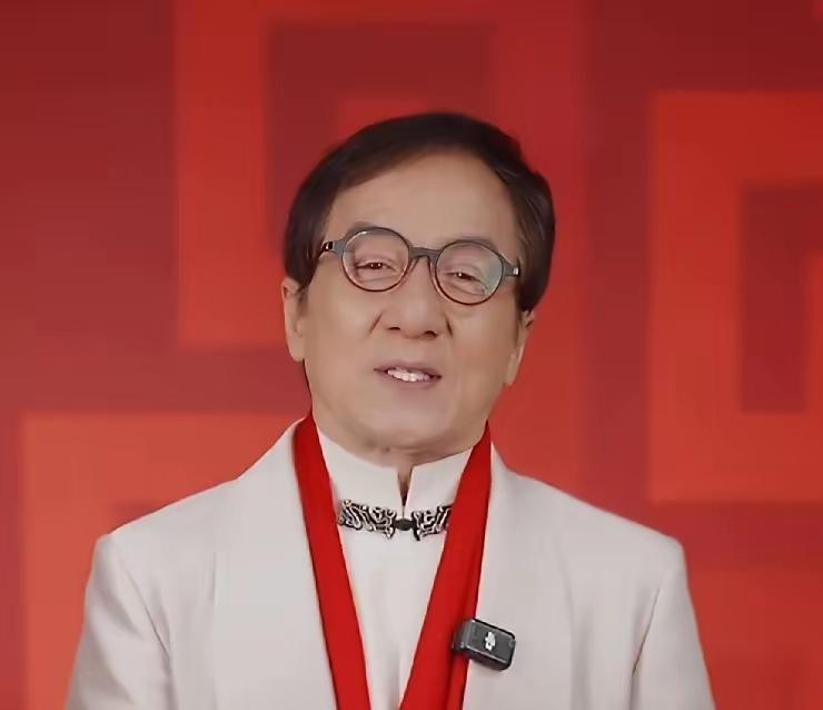 成龙，正式官宣！​2月15日深夜，已经年过古稀的成龙，连夜冲上了热搜，不是因为