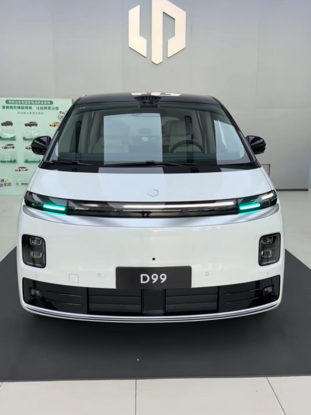 零跑D99这台MPV实车终于是等到它到店了，我必须到店里摸一圈零跑D99，这是台