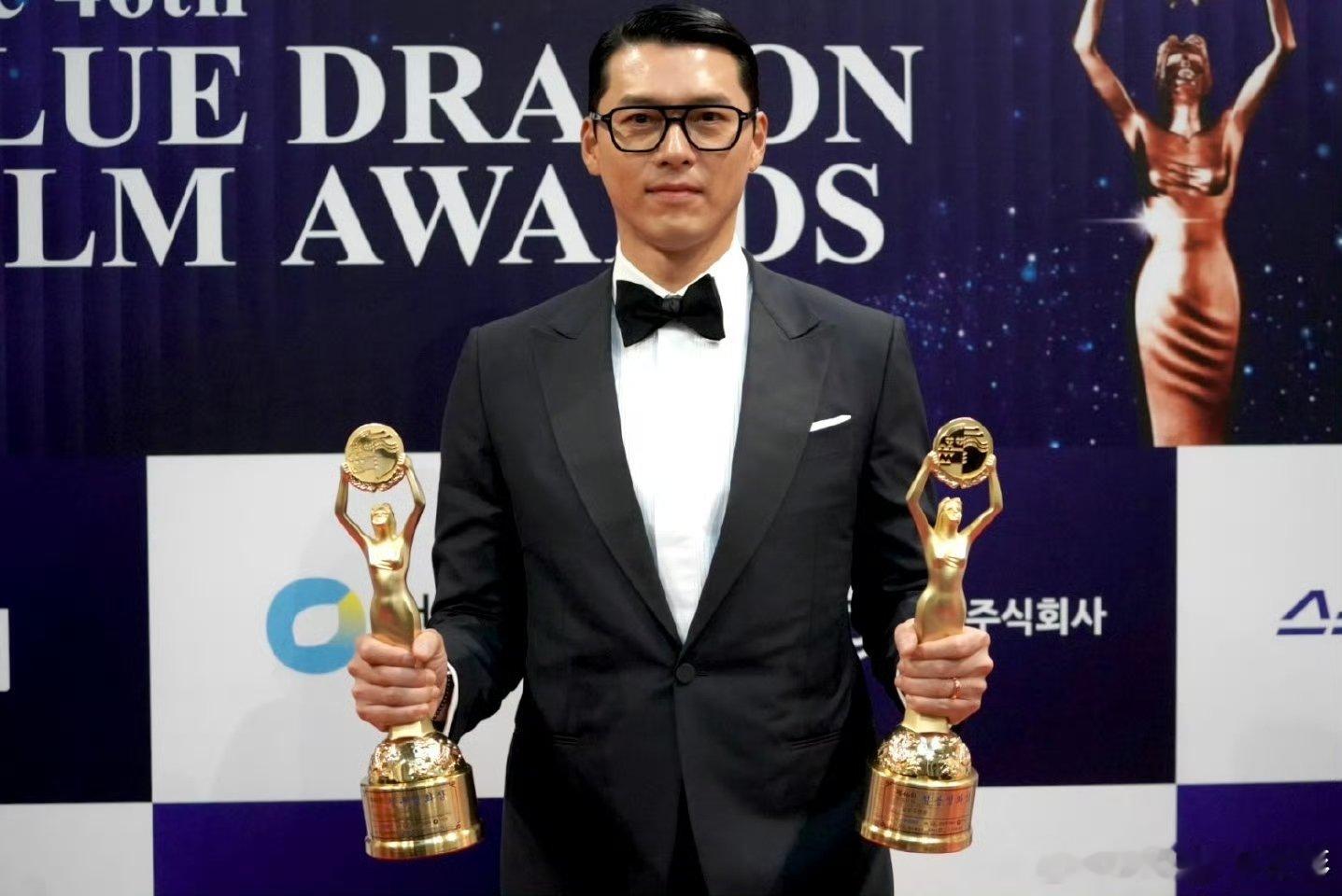 论边界感只服玄彬！粉丝热情比心他反手按扁，嘴上没说但行动全是“心只给孙艺珍”，前