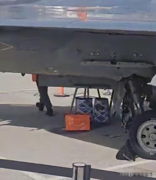 阿联酋迪拜的航展发生一件令人瞠目结舌的事件。印度空军参展的“光辉”战机在静态展示