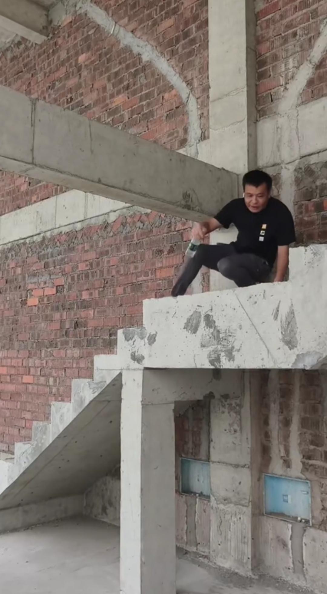 必经通道架模梁，这楼梯还让人怎么通行？楼梯踏步原本就修缮完好，却非要在必经的上
