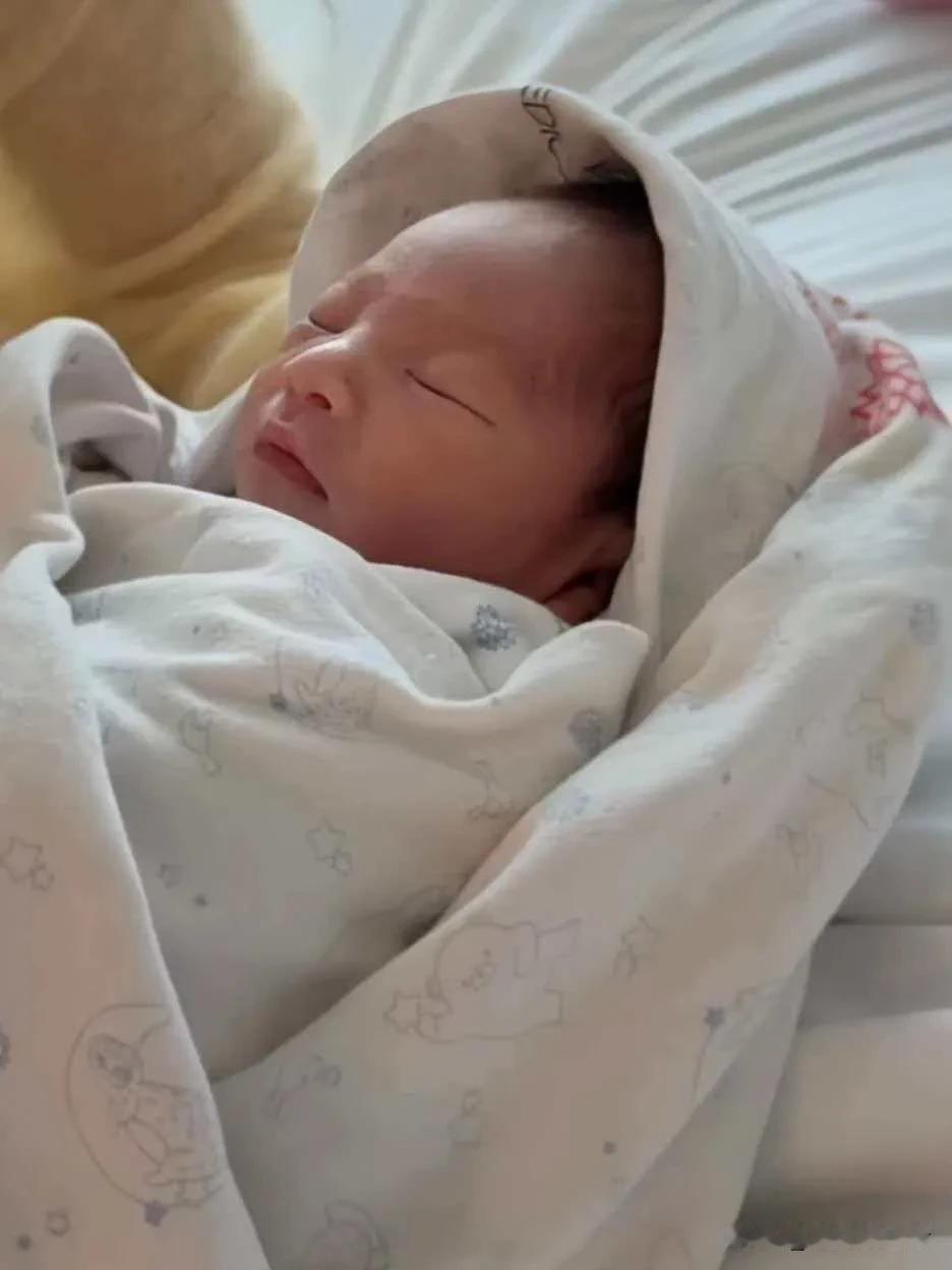 马筱梅生了，是个男孩从面相上看，这孩子额头高、鼻子高、元宝耳，确实长得有福气