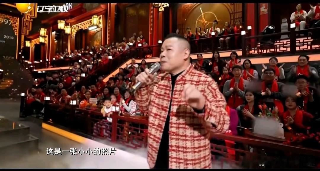 谁懂岳云鹏春晚唱歌的含金量？看了辽宁春晚里岳云鹏没有讲以往熟悉的相声表演而