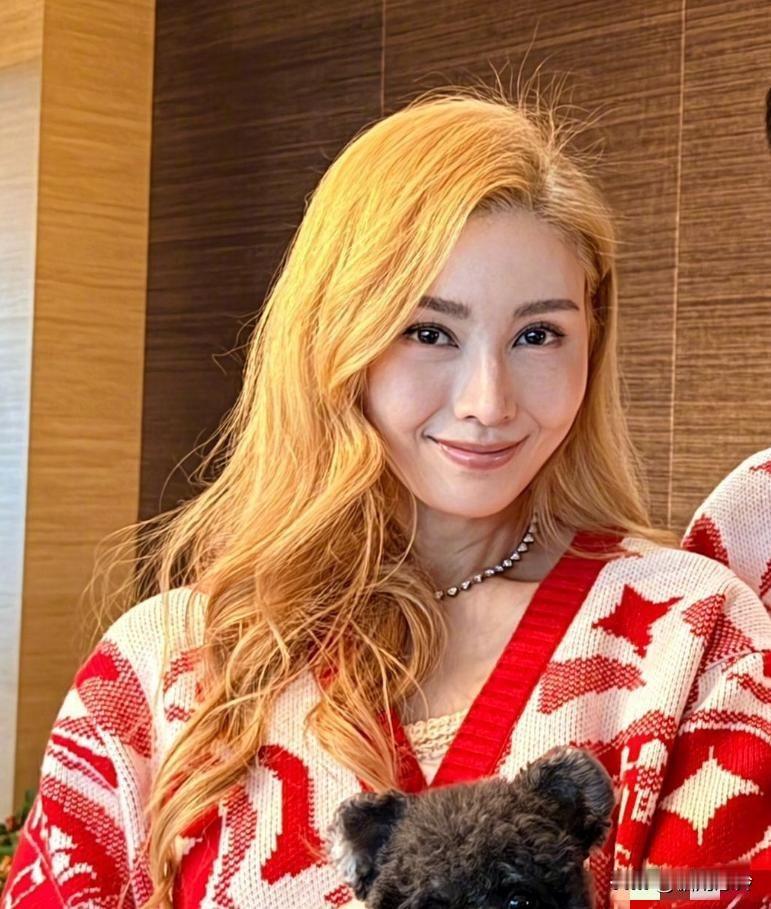 2026年农历新年，李嘉欣和许晋亨在香港豪宅的拜年照火了。照片里，55岁的李嘉欣