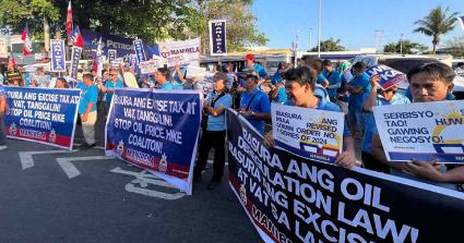 菲律宾彻底乱了，上万人一起上街抗议，只为了反对马科斯的一条政策，看来他离着下台真