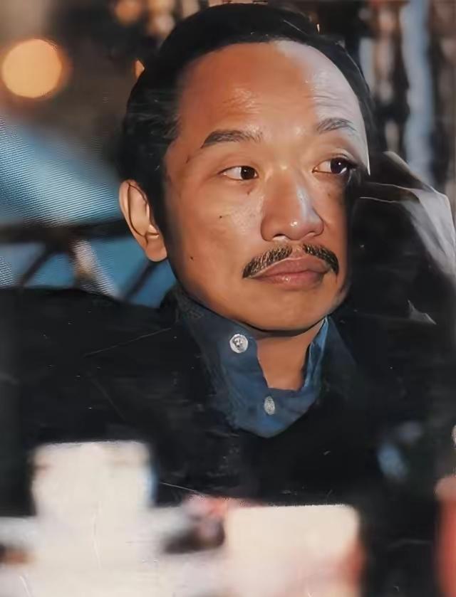 1985年，古龙下葬时，陪葬了48瓶XO酒，朋友蔡澜说：“万一有盗墓贼来偷酒，古