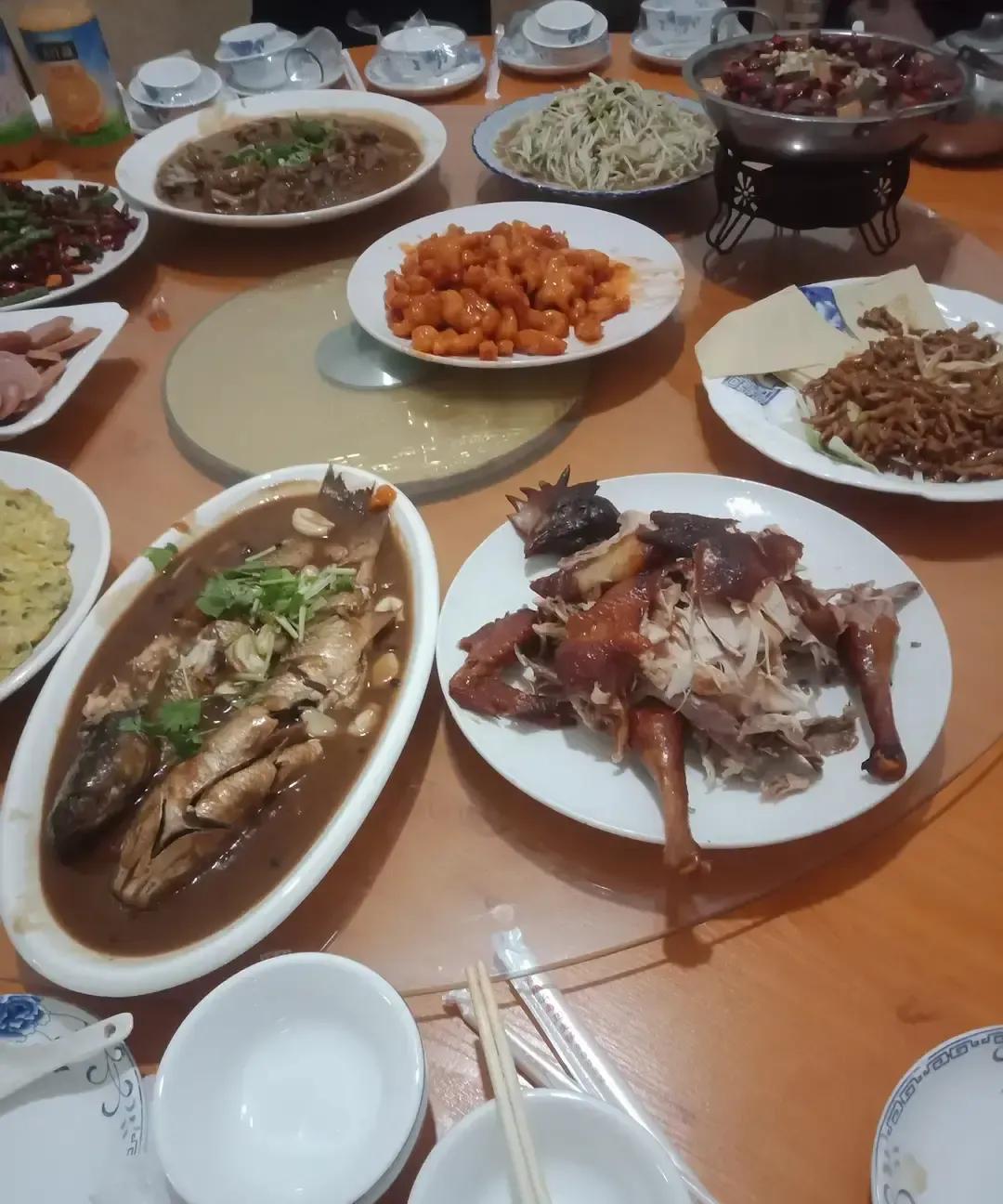 远房表哥两口子十年没联系，今天突然拎着水果敲门。我咬牙订了家口碑馆，128块一