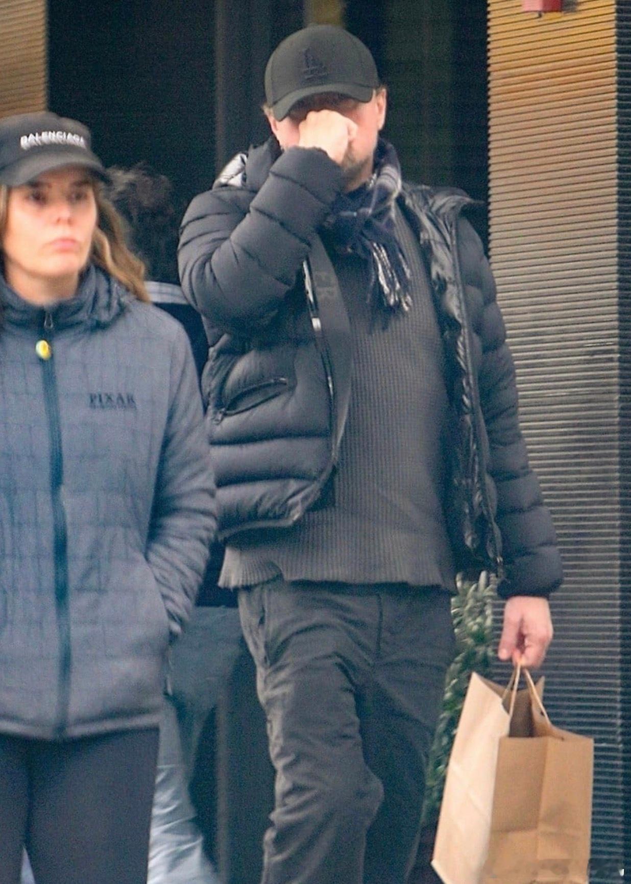 小李子与女友外出用餐莱昂纳多·迪卡普里奥当地时间12月23日下午，“小李子”莱