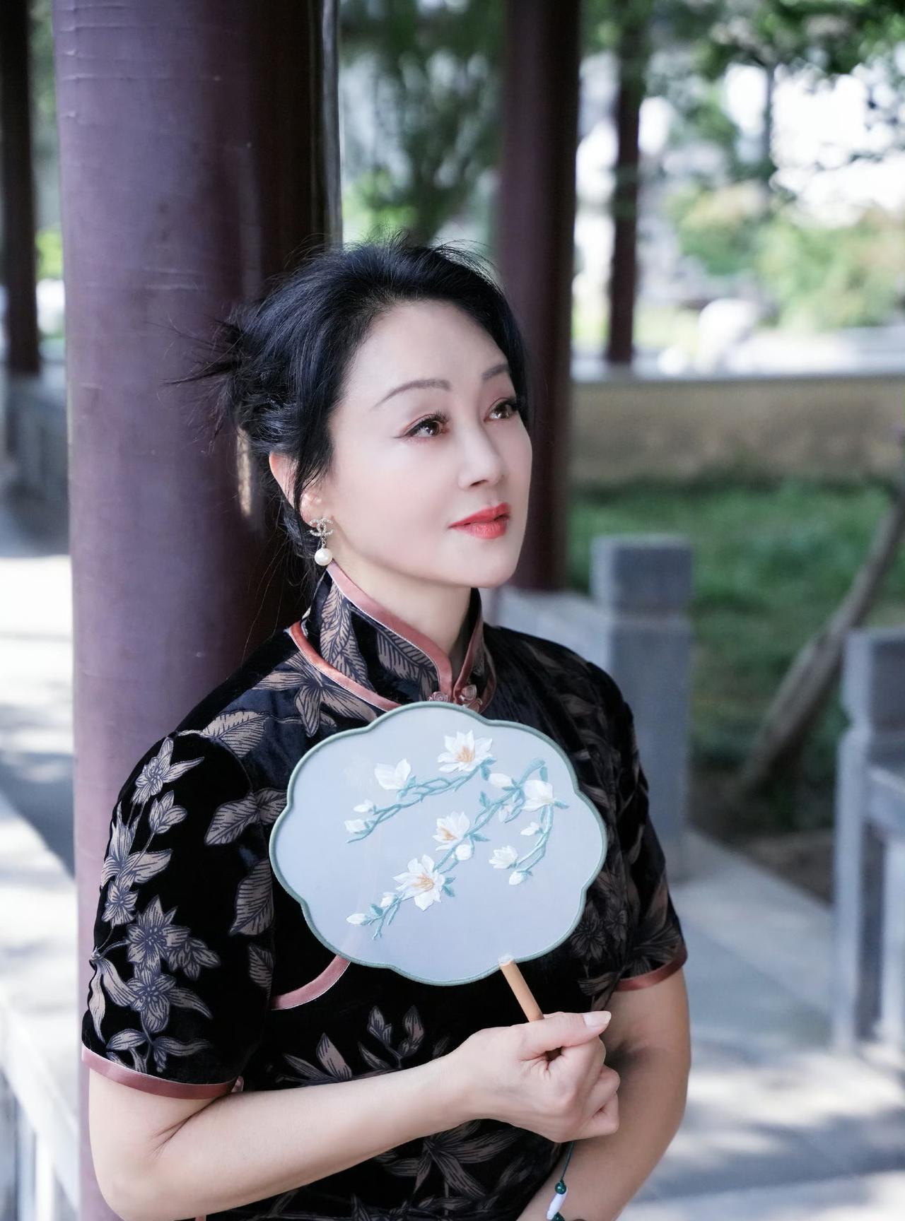 她年轻时胸大腰细，气质成熟性感，曾经红极一时！可惜，却选择去美国发展，后来发展不