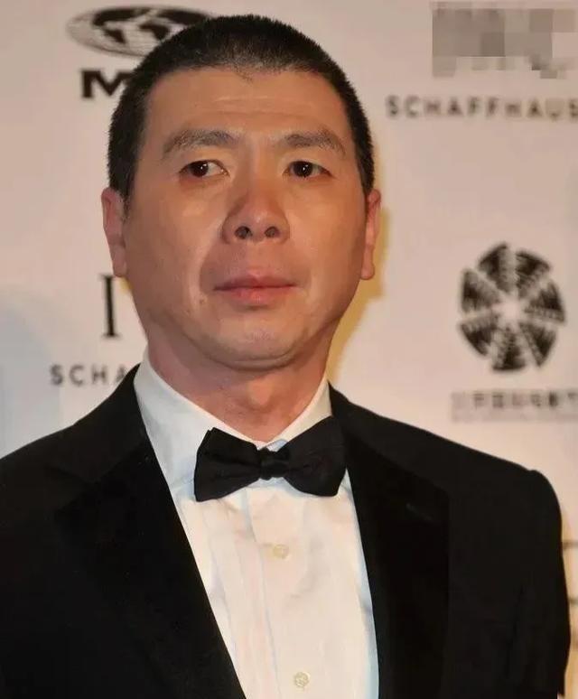 [啤酒]1978年，冯小刚去医院探望朋友，一眼就看上了旁边年轻貌美的护士，刚准备