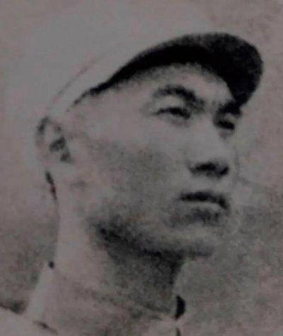 朝鲜战争中，1名志愿军被10名美军重重包围，美军用中文大声喊道：“缴枪不杀，我们