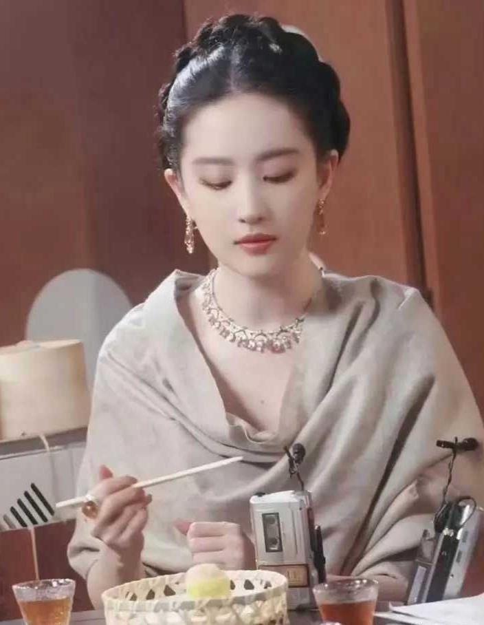 惊艳！刘亦菲真的好美啊刘亦菲，别人常赞美她为：“神仙姐姐”你别说，她清冷圣洁