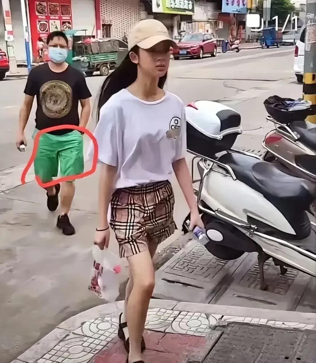 黄杨钿甜又扒出新料！杨爸爸真的连裤衩都被扒干净了不仅是明面上的，就连平时发朋