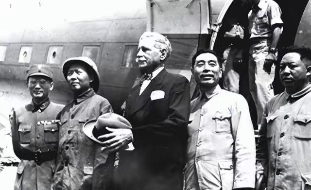 为什么国共两党成立不了联合政府？因为两党连基本的政治互信也没有。在重庆谈判中，国