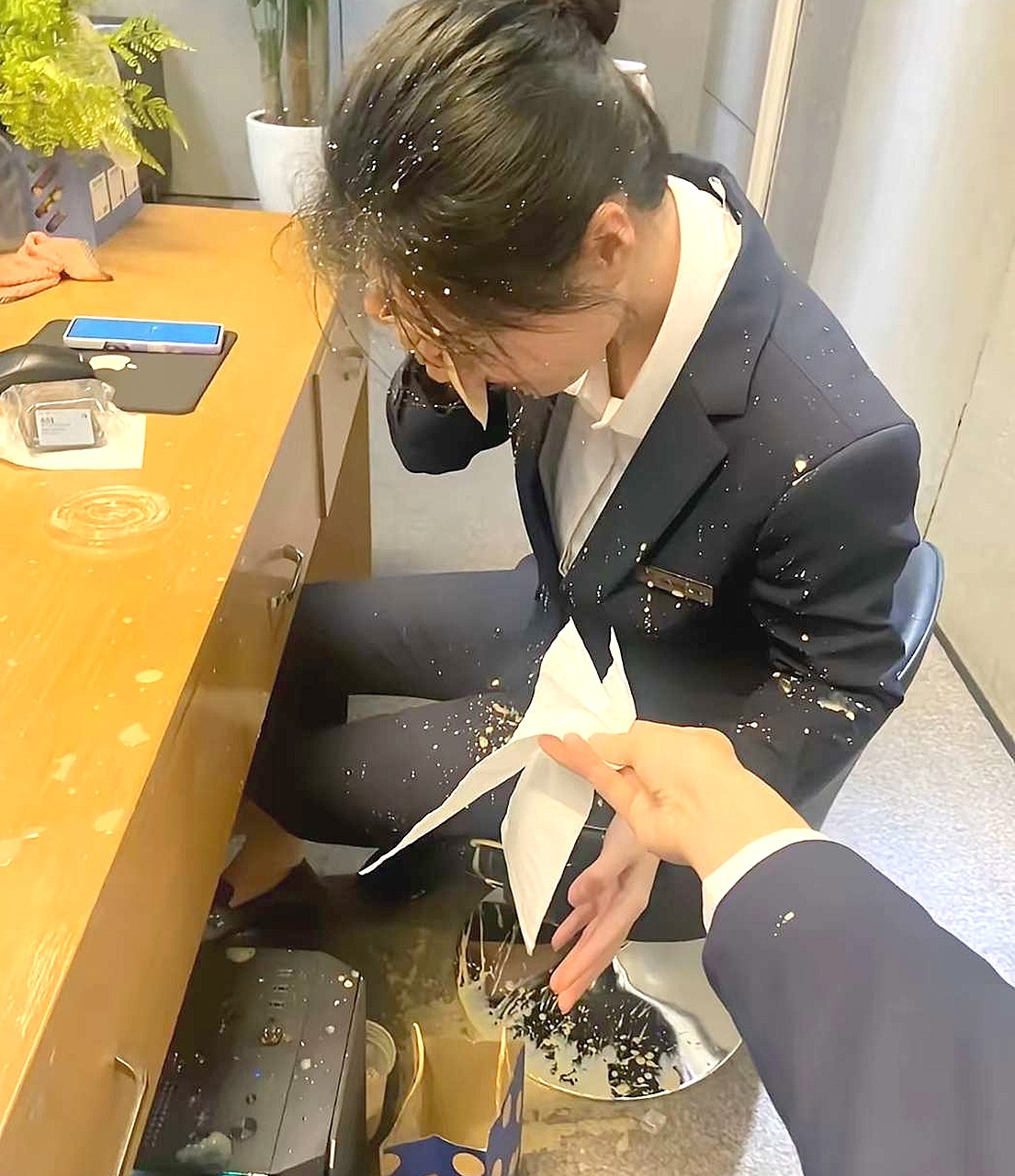 请自己喜欢的女同事喝杯奶茶，没想到炸了她一脸，怎么办[哭哭][哭哭][泣