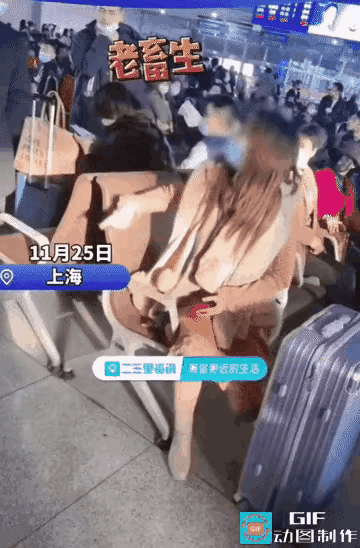 简直没眼看！高铁站候车大厅里，一个女的一个人占了俩座位，旁边头发都白了的老两口，