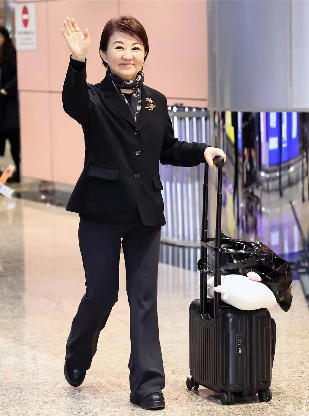 拉美抗陆一一卢秀燕狐狸尾巴藏不住了（七绝）谋独言行不再藏，率团访美拉人帮。